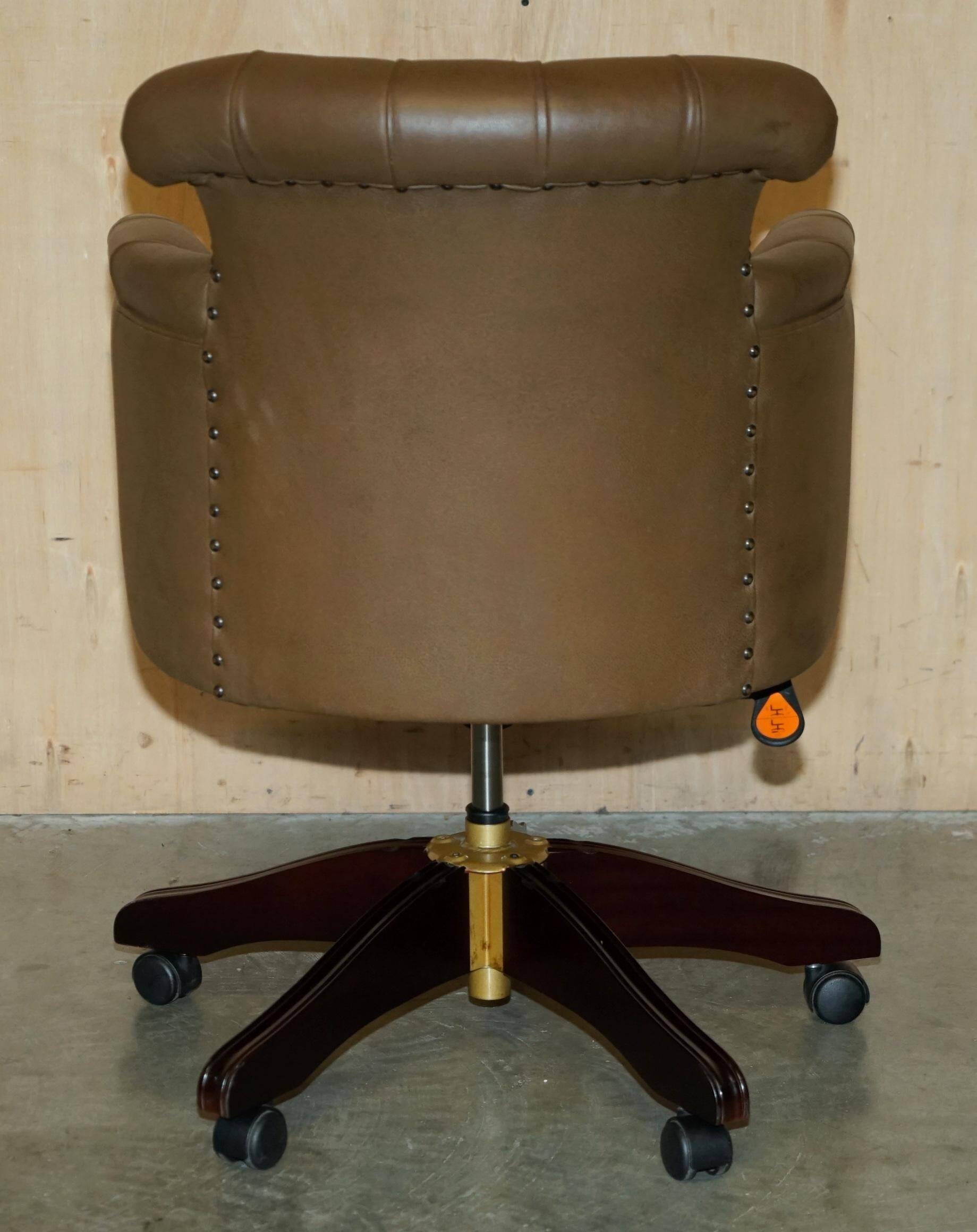 Fauteuil de bureau Chesterfield capitonné cuir George Smith