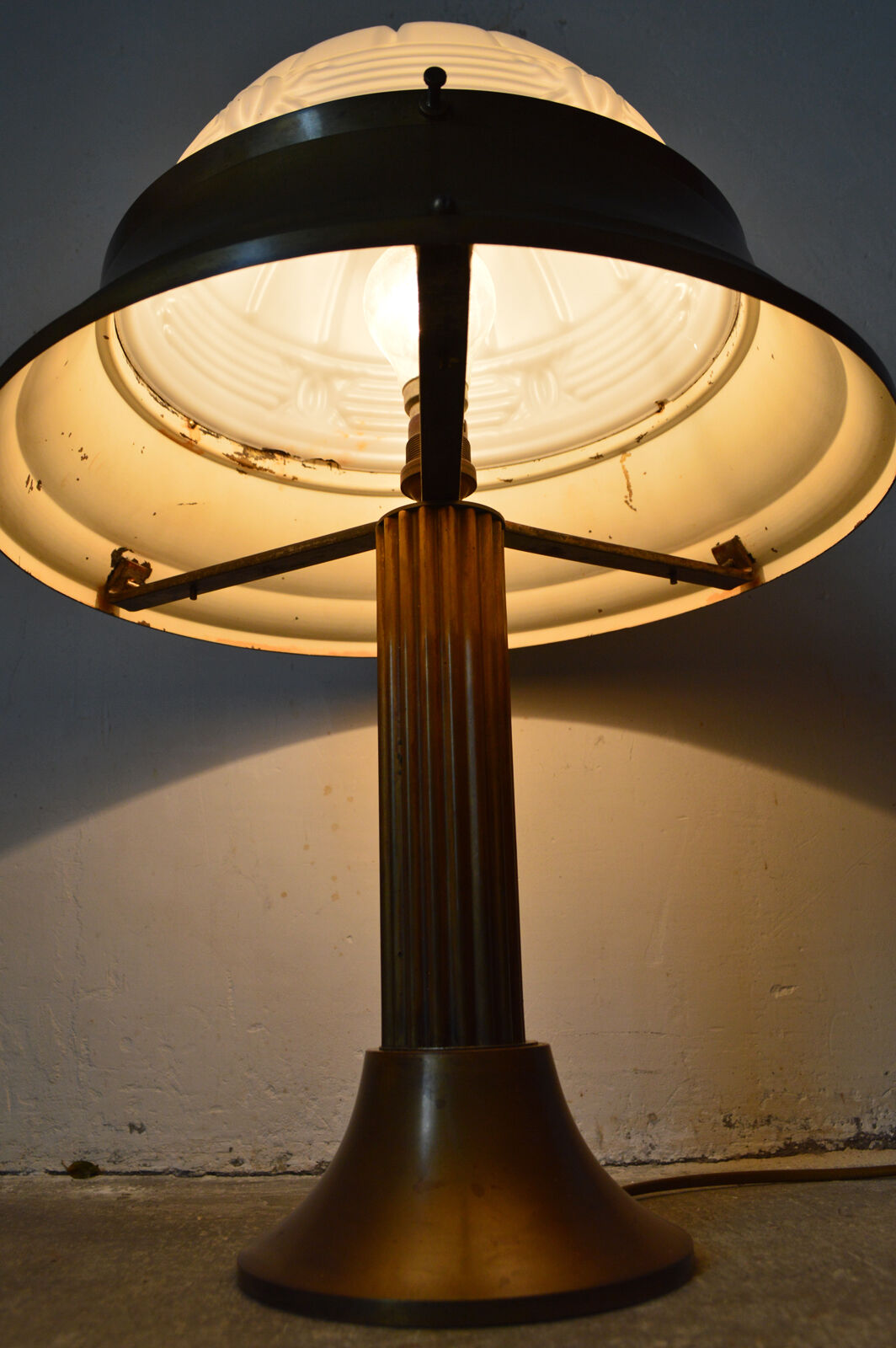 Art Deco lamp in patinated brass and moulded glass, circa 1930