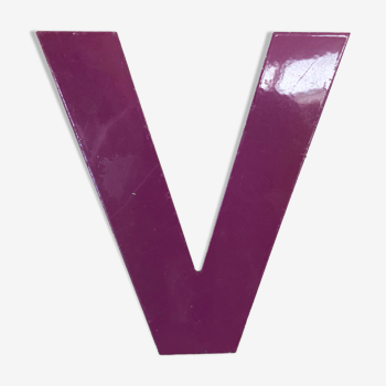 Lettre violette « V »
