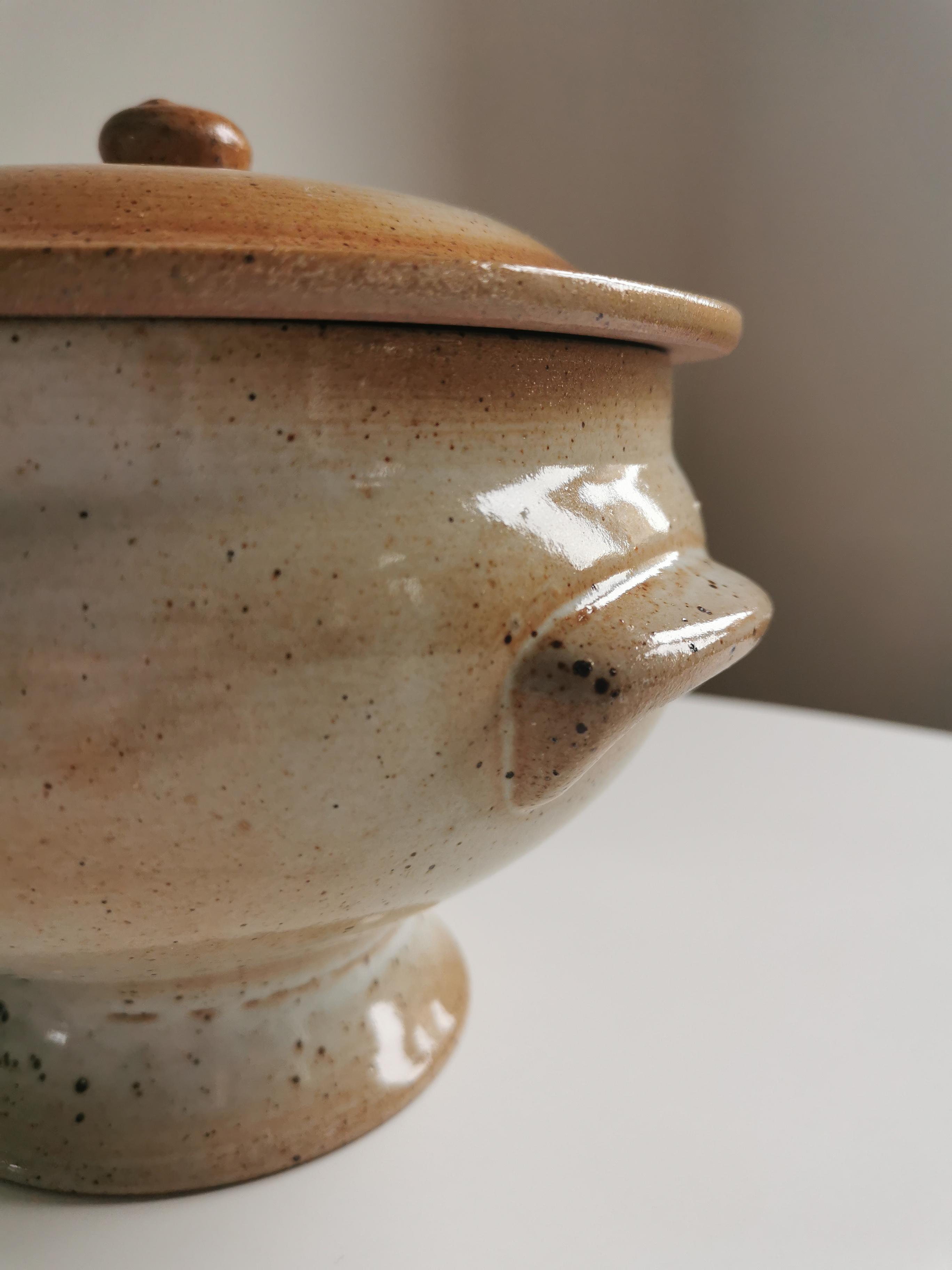 Soupière with sandstone lid of the Marais