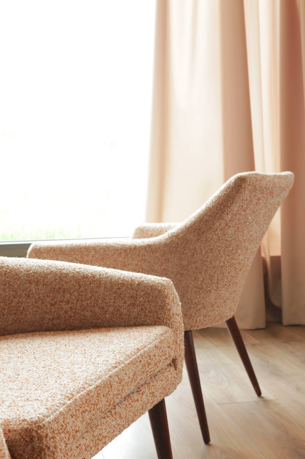 2 fauteuils en tissu bouclé blanc et orange, 1960