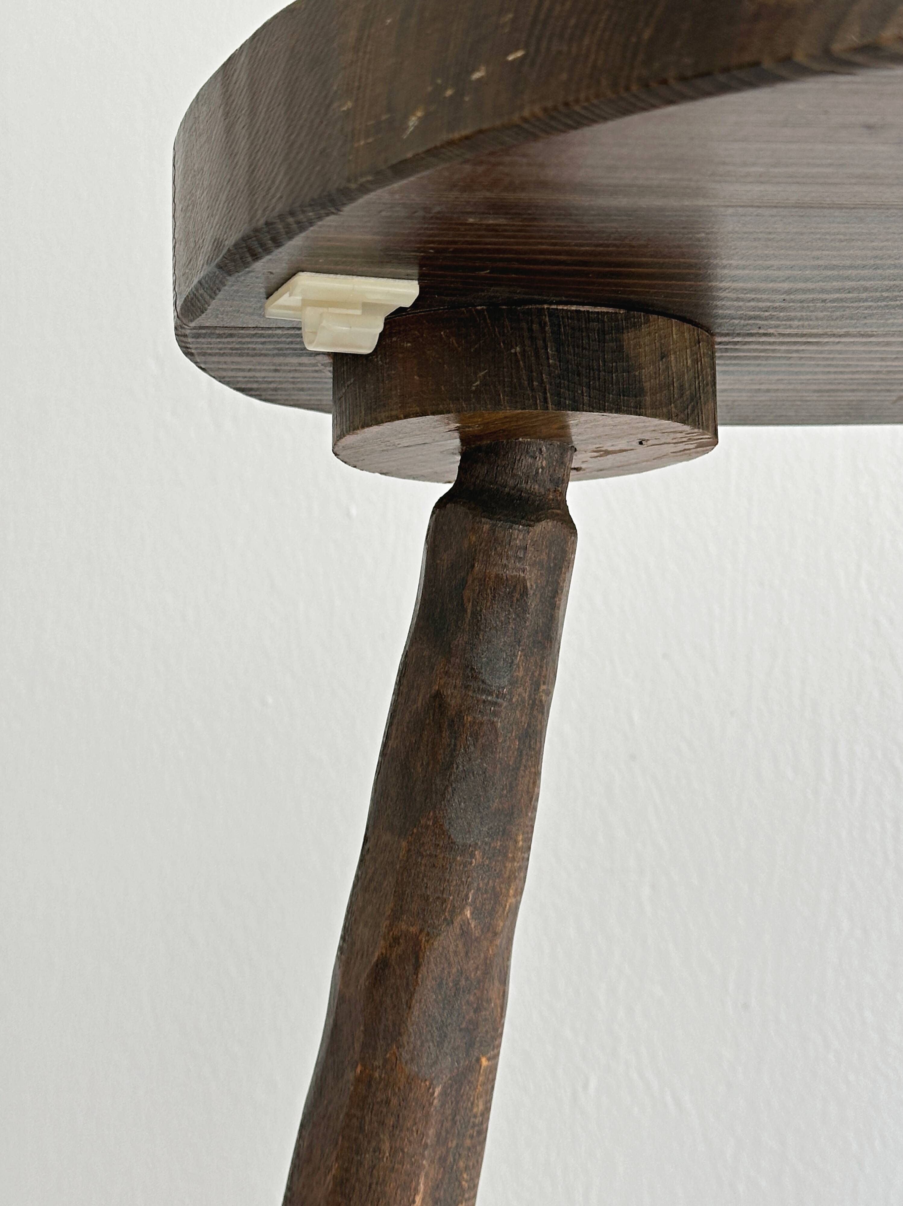 Tabouret tripode ancien en bois foncé sculpté