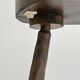 Tabouret tripode ancien en bois foncé sculpté