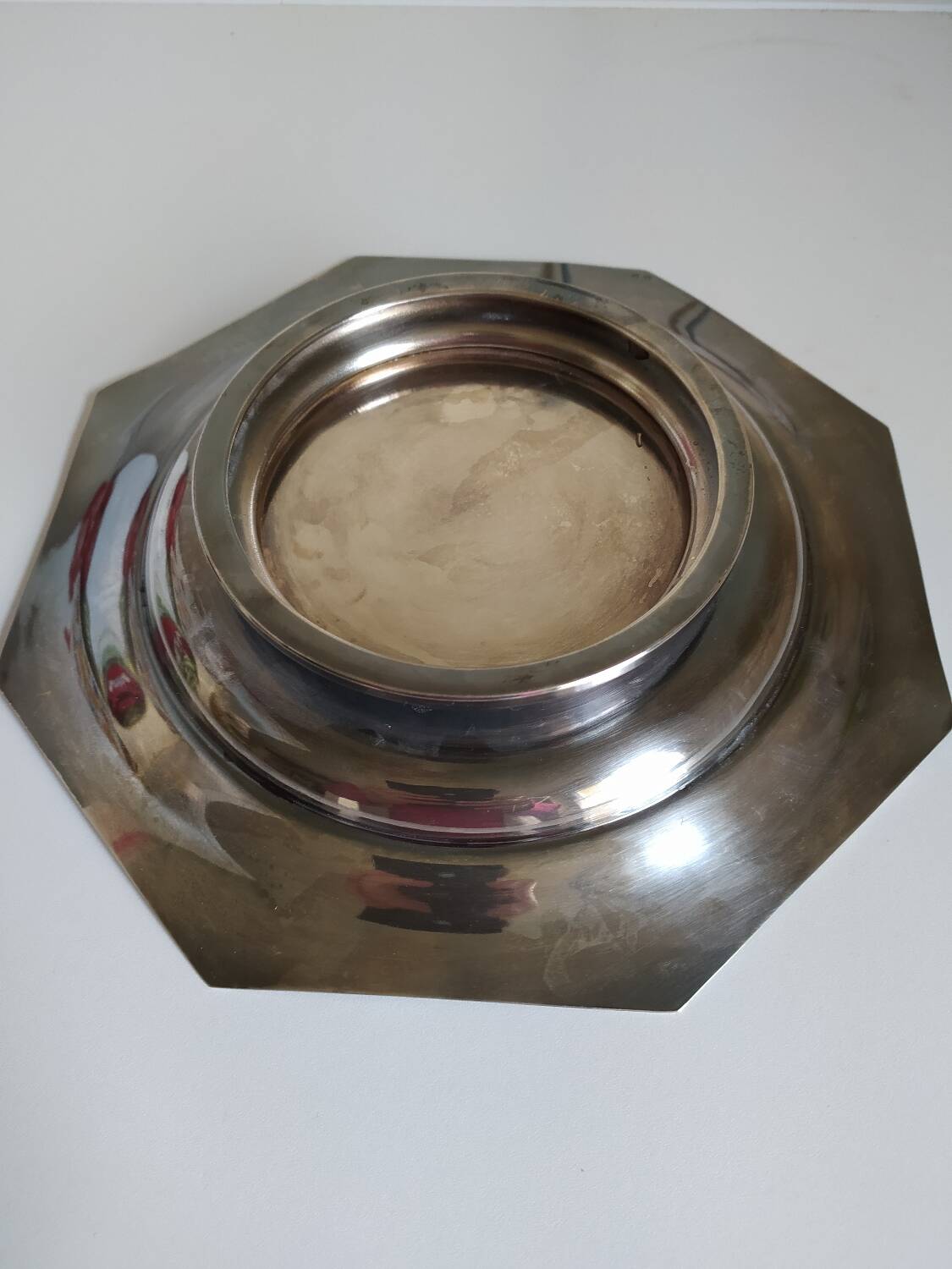 Assiette argentée sur pied.