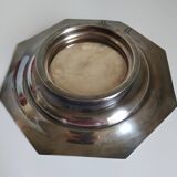 Assiette argentée sur pied.