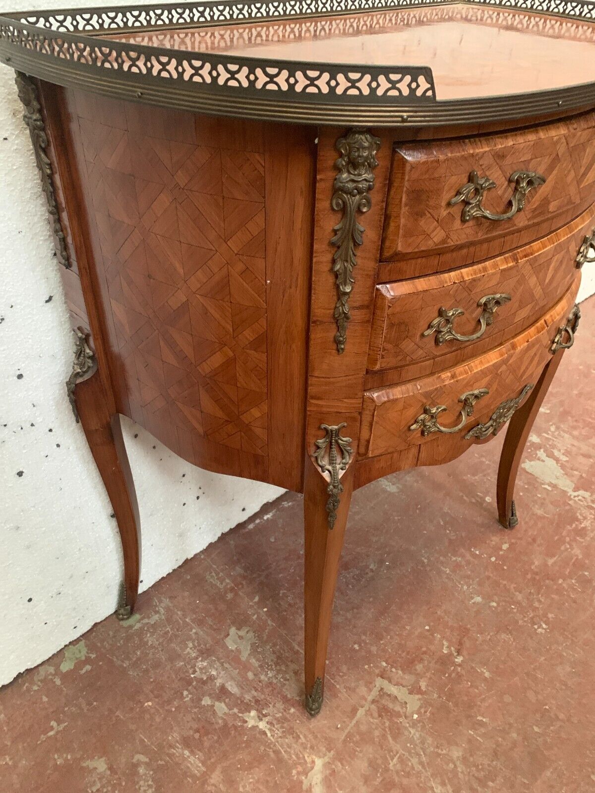 Commode demi lune de style Louis XV en marqueteriea fond de cubes XX siècle
