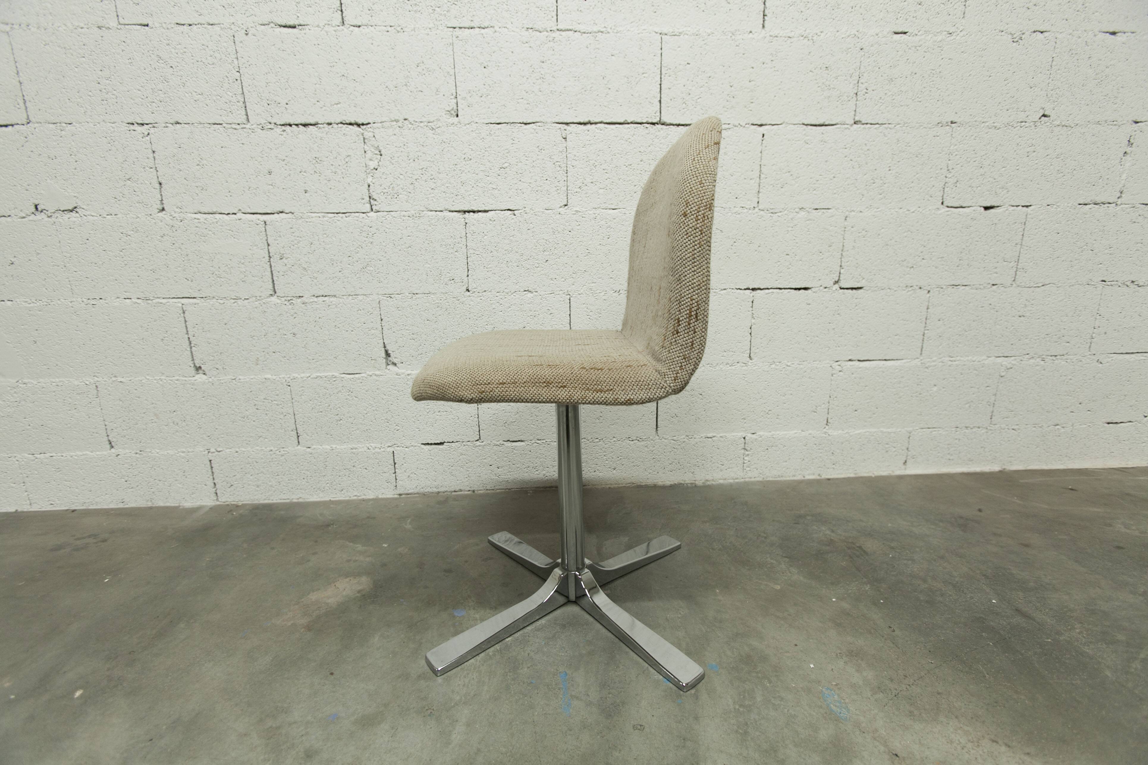 Swivel chair in chrome and clean, sturdy patterned fabric from the 1970s.