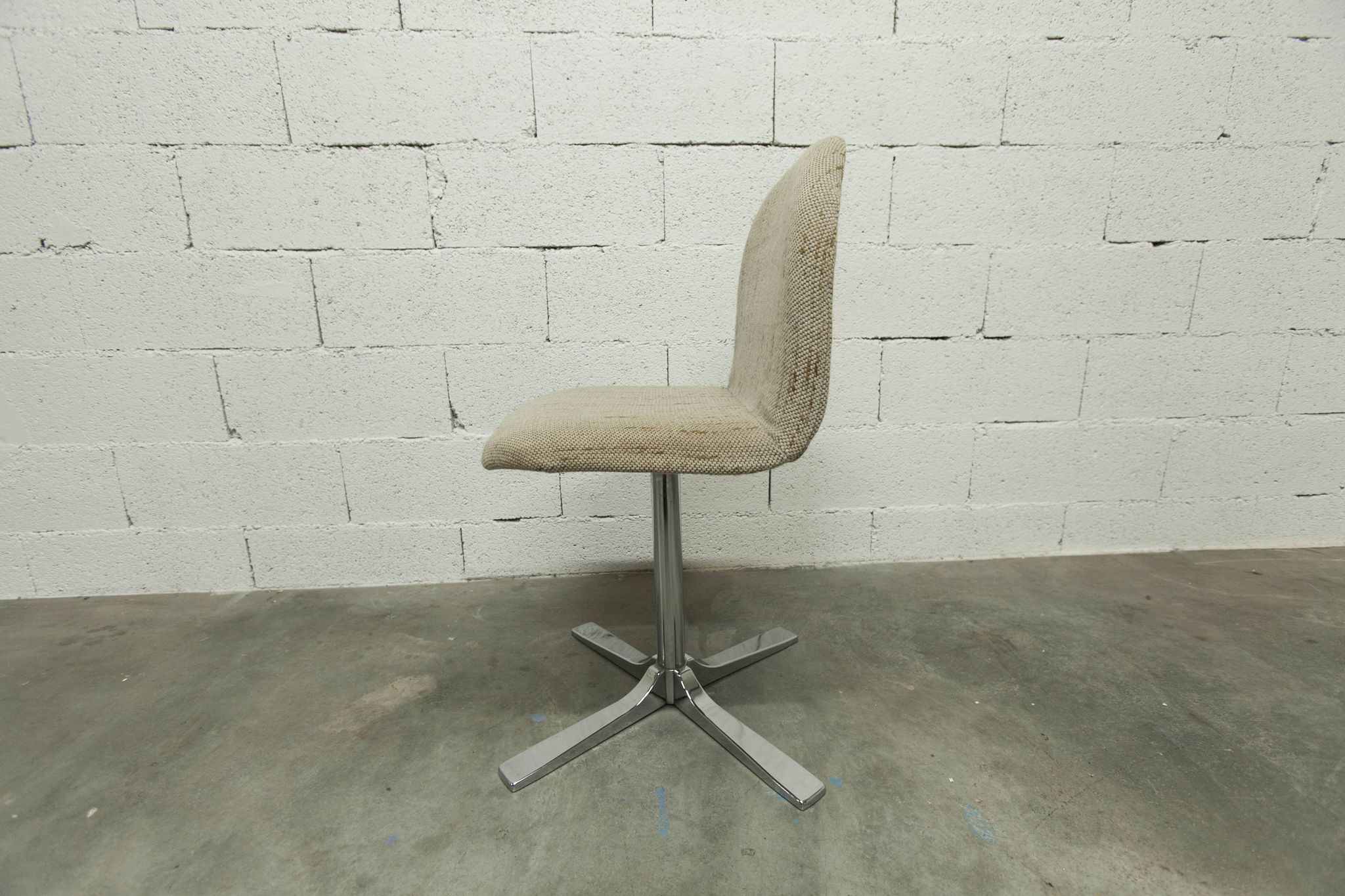 Chaise pivotante chrome et tissu chiné propre et solide 1970