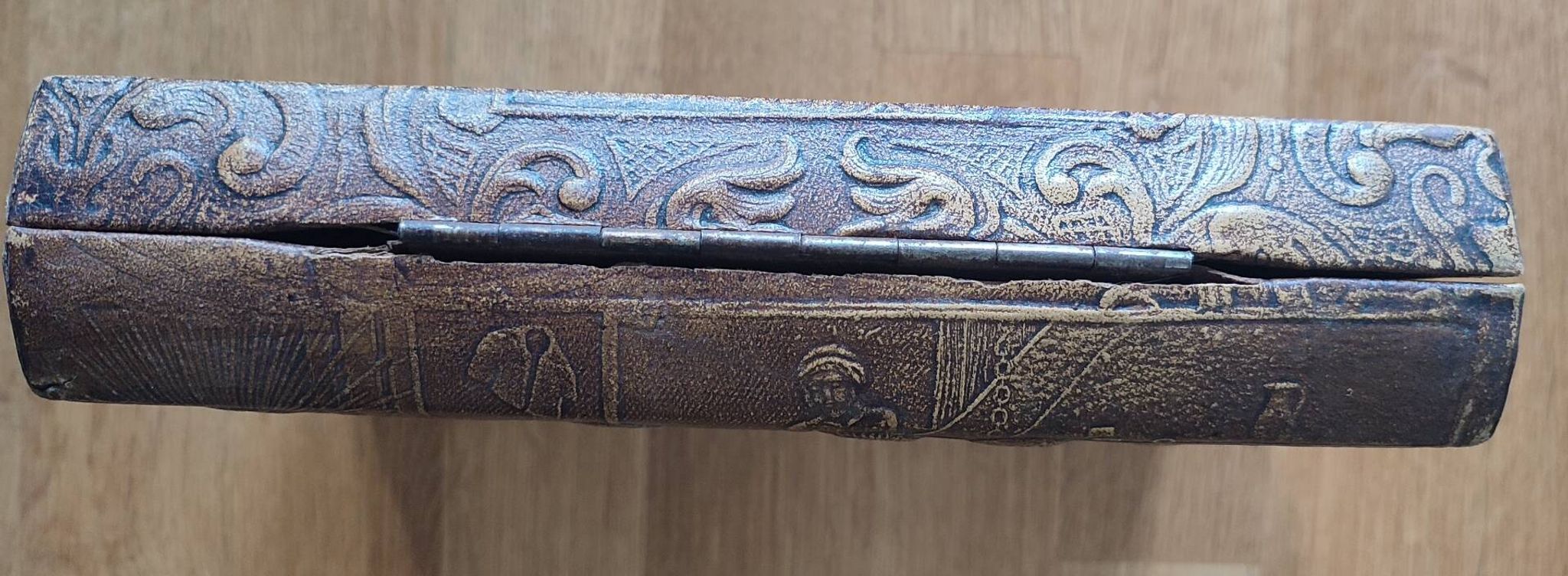 Boîte à cigares et cigarettes vintage en cuir repoussé – Thème Mythologique