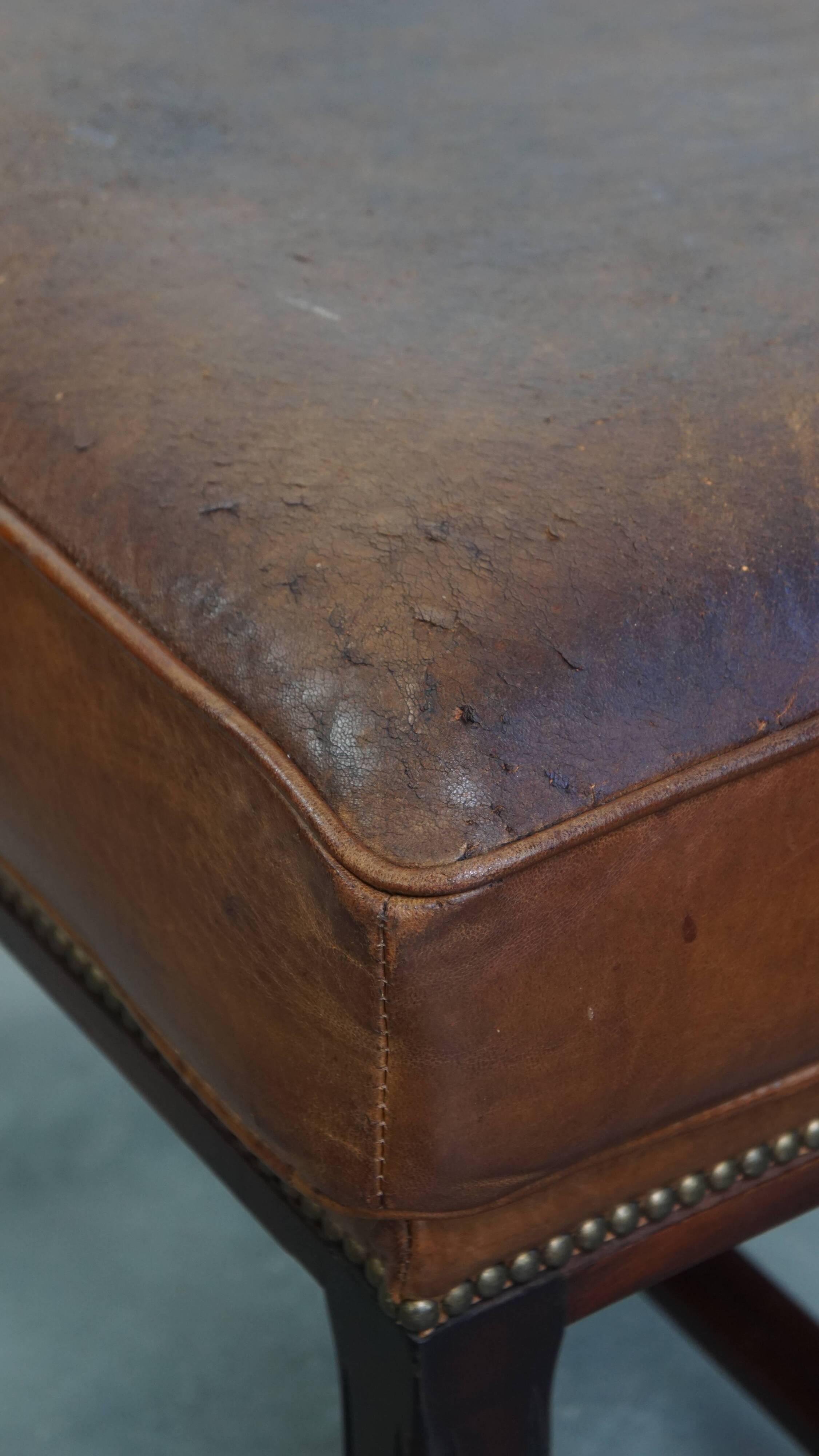 Pouf en cuir de mouton avec cadre en bois