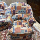 Salon crapaud comprenant un canapé et une paire de fauteuils