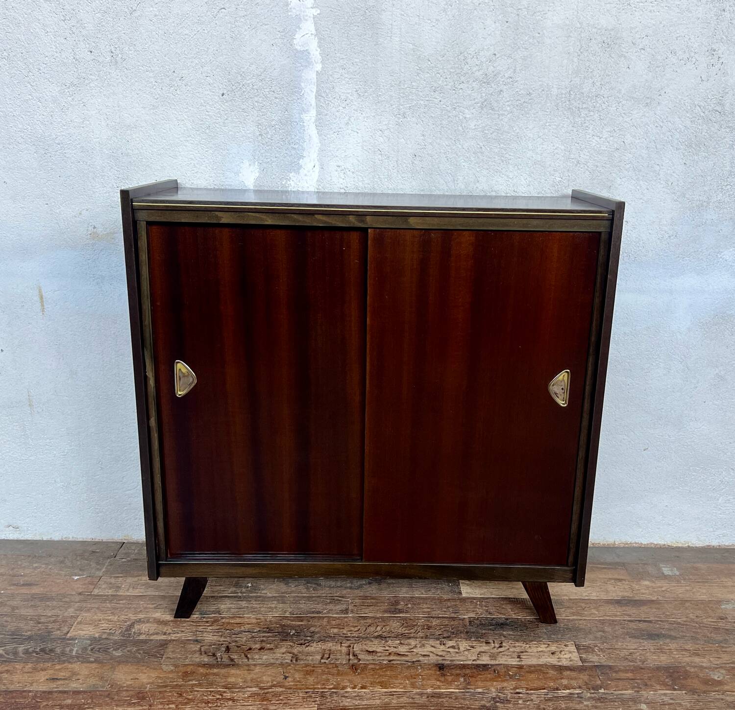 Furnished shoe cabinet with sliding doors