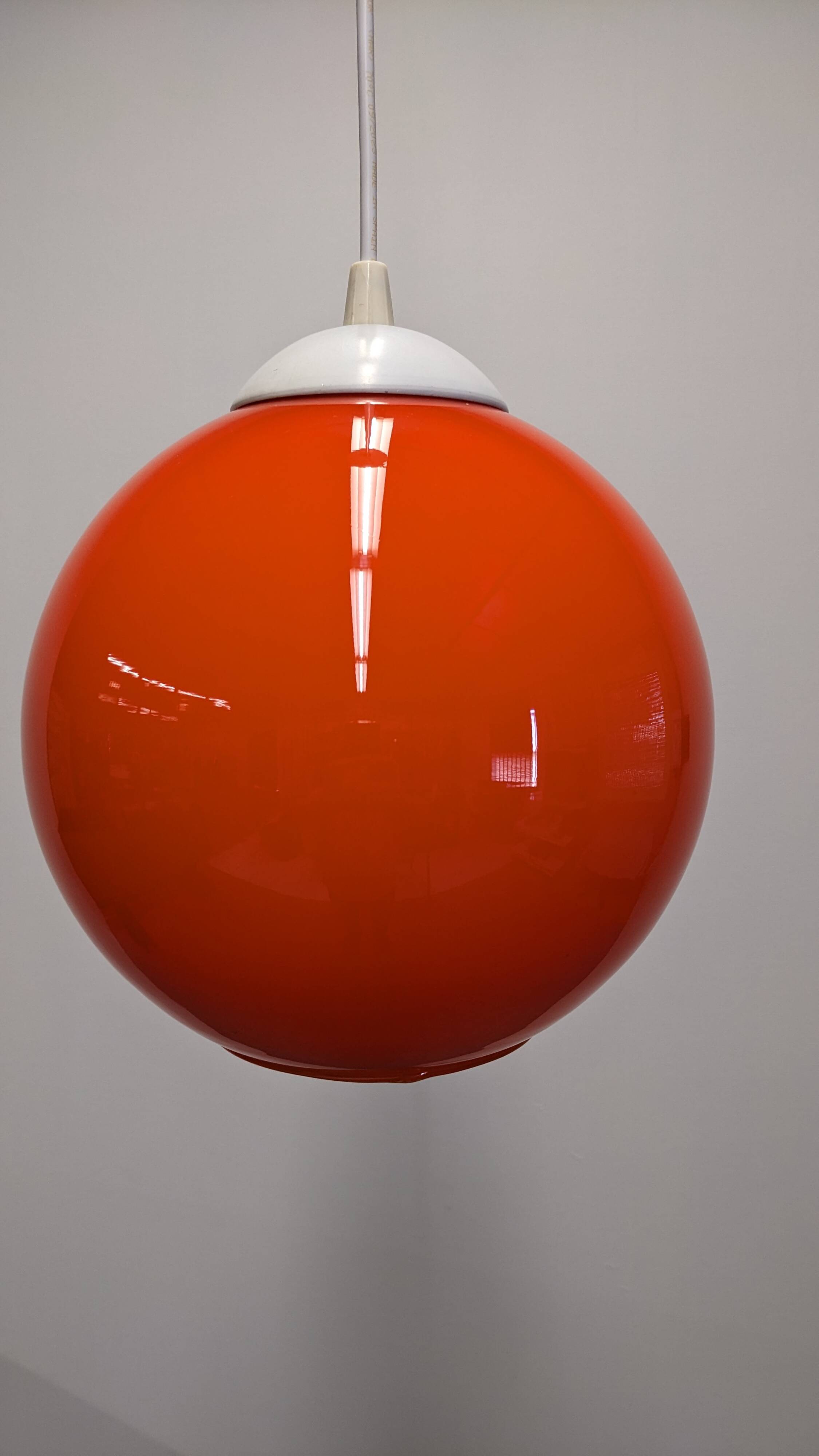 Suspension boule en opaline orange, années 60-70