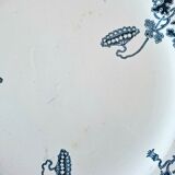 Assiettes à dessert anciennes en terre de ferré accompagnées d'un plat