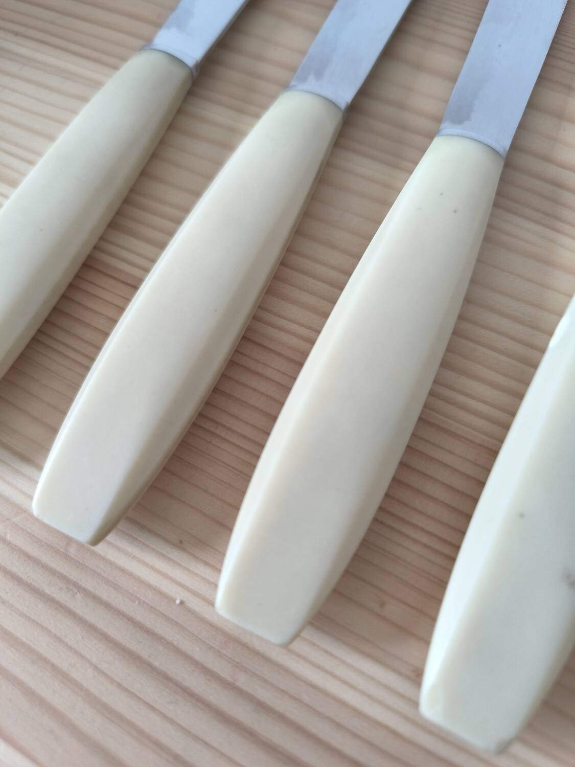 Set of 11 bakelite and stainless steel knives