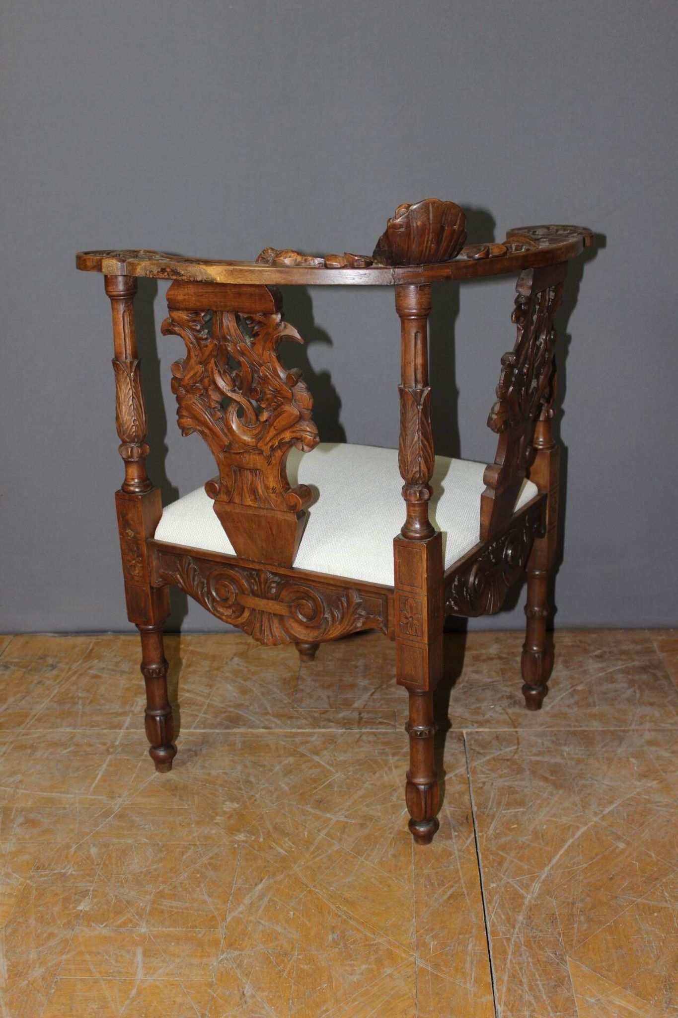 Fauteuil d'angle à décor d'ange sculpté en noyer XIX