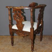 Fauteuil d'angle à décor d'ange sculpté en noyer XIX