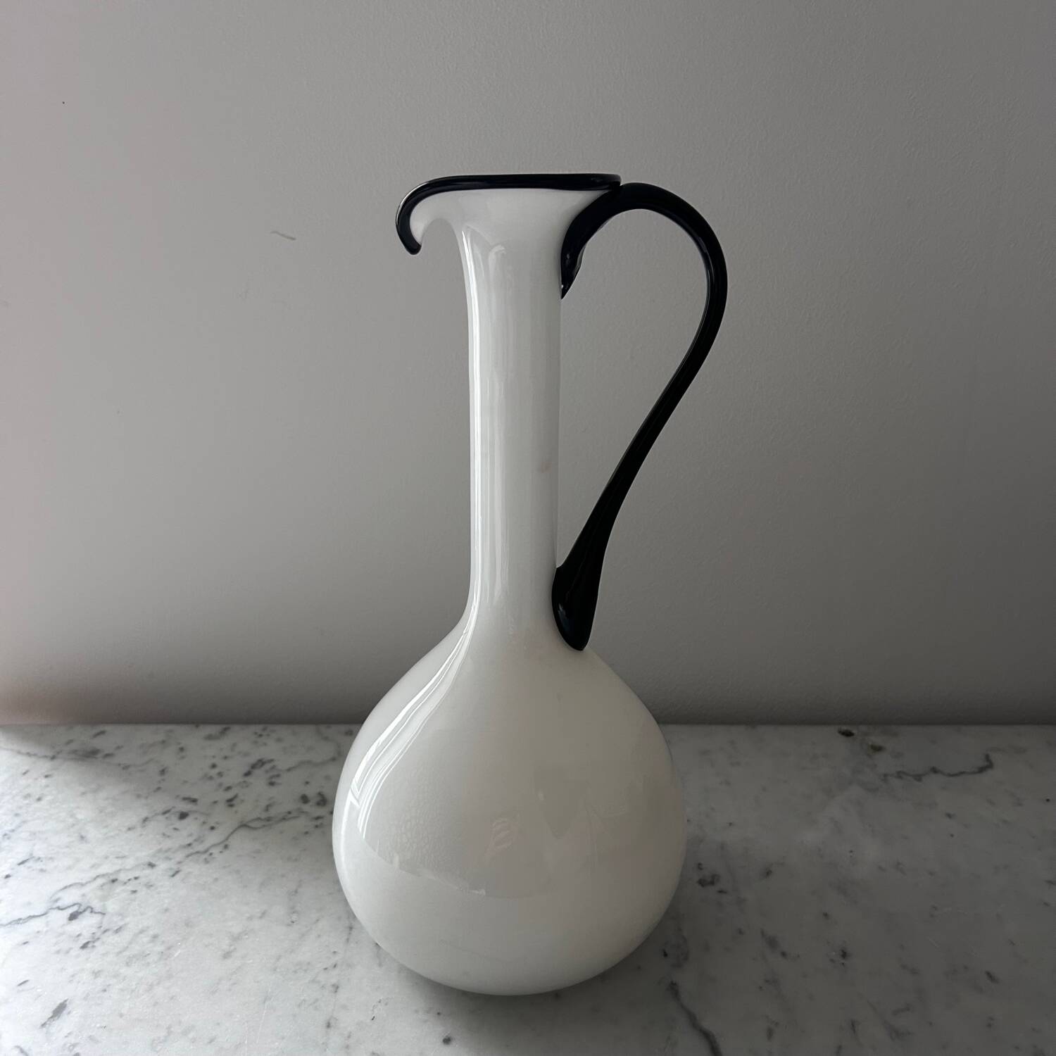Single flower vase in white and black opaline