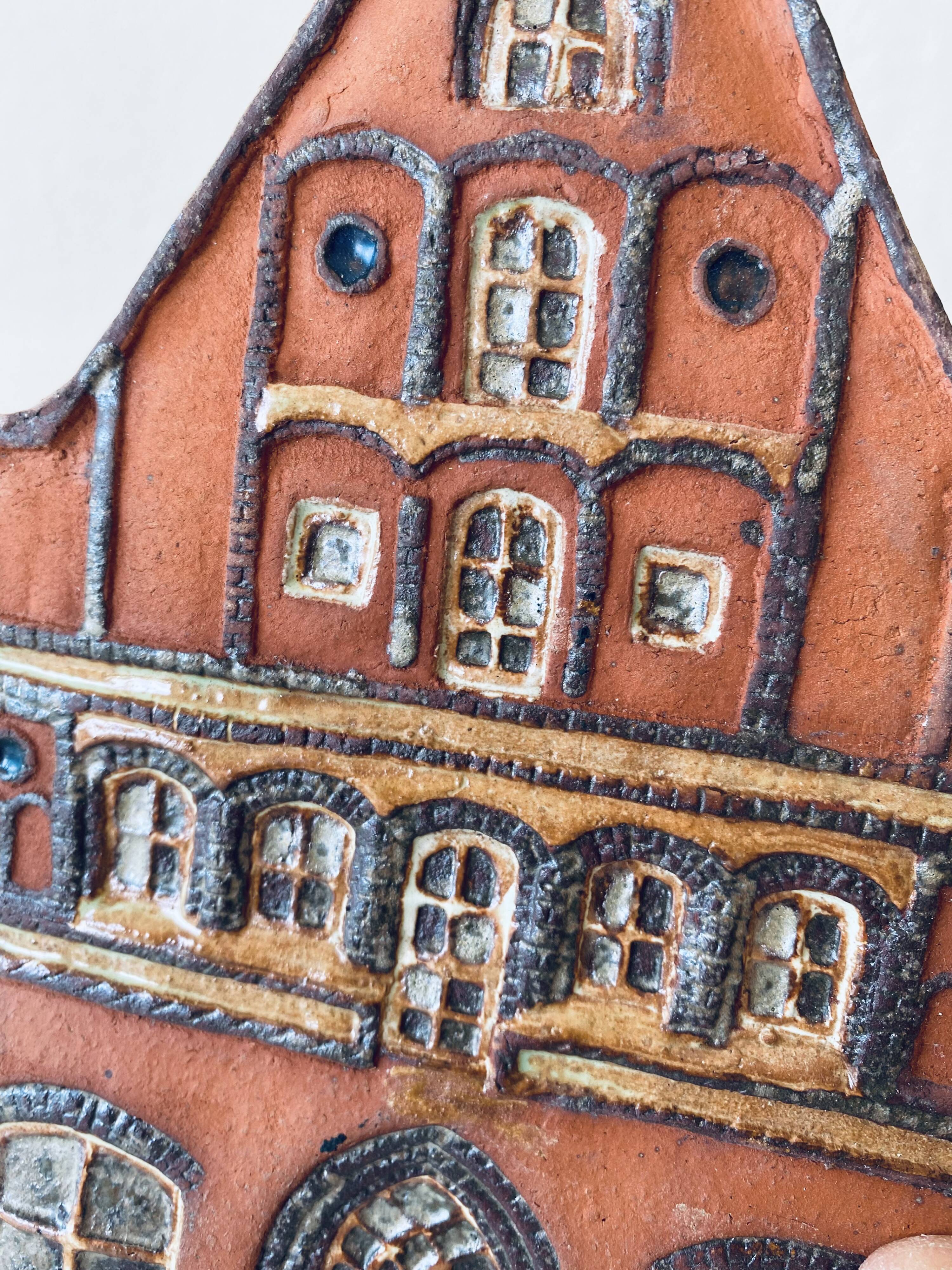 Decorative house wall pottery