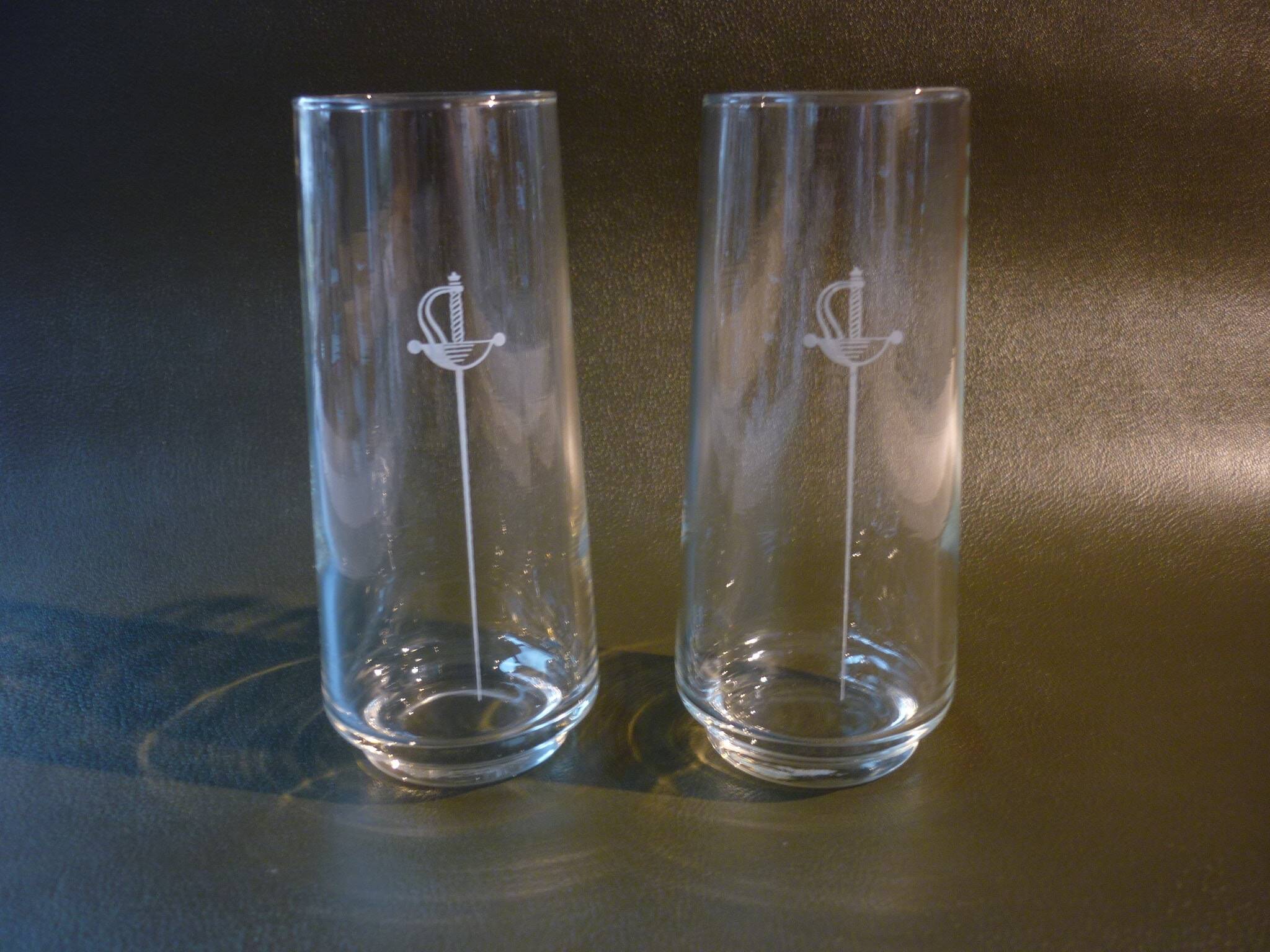 Lot de 2 verres avec épée gravée