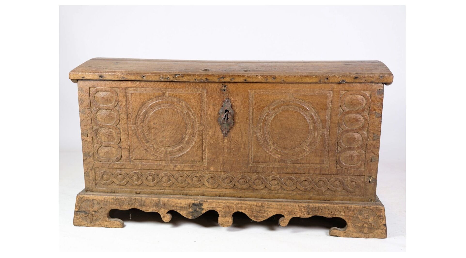 Oak coffin with carvings from around the year 1760s