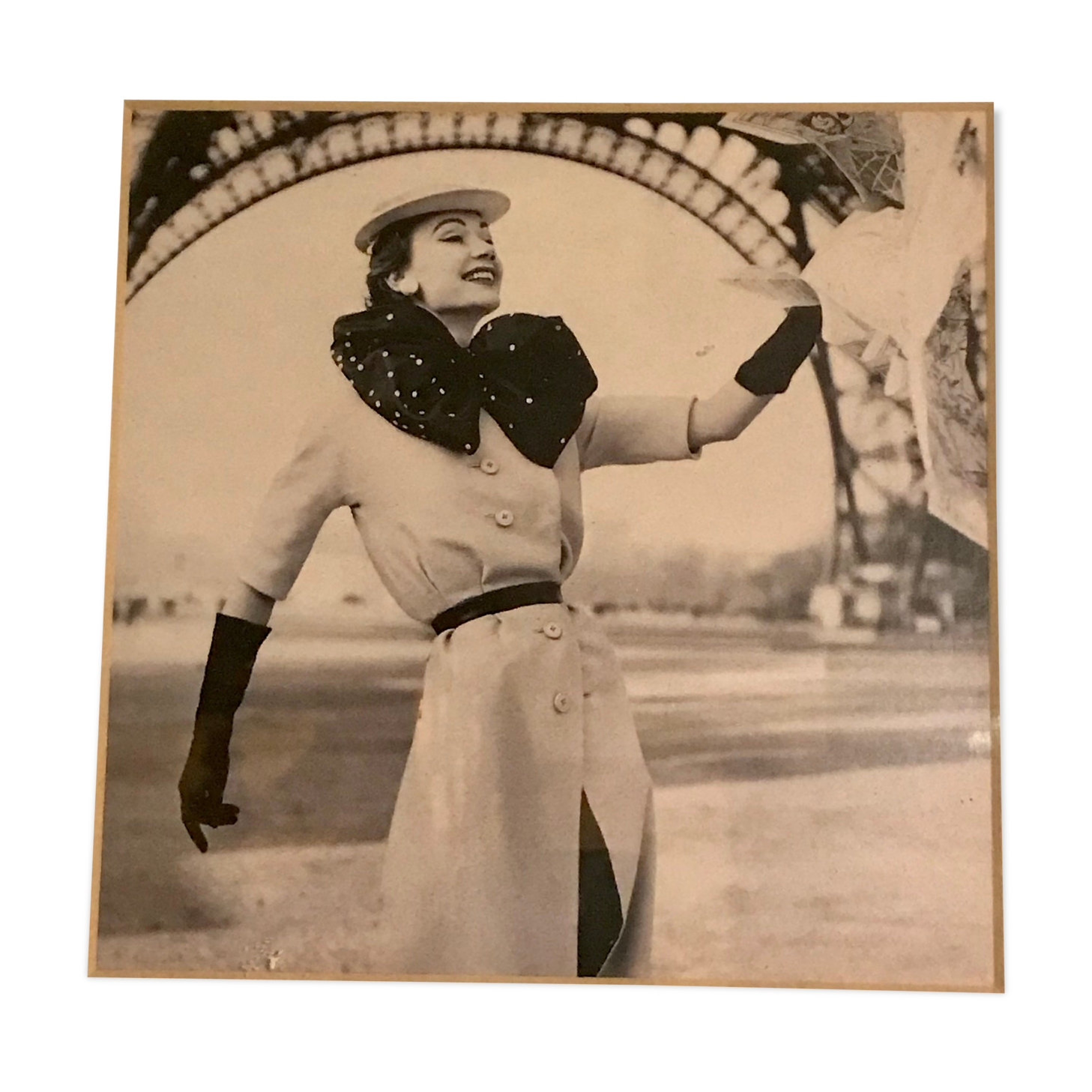 Vintage photo fashion years 60 eiffel tower