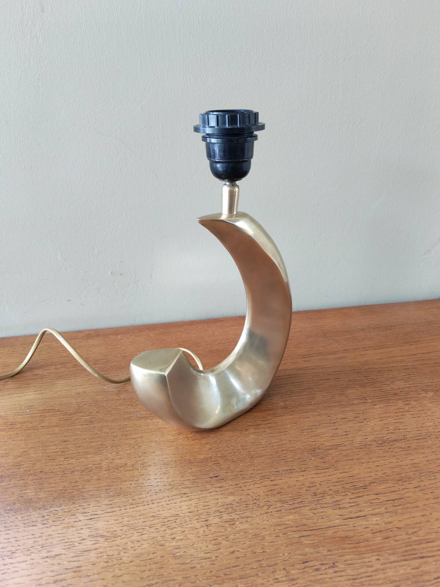 Pied de lampe desing vintage en laiton forme vague