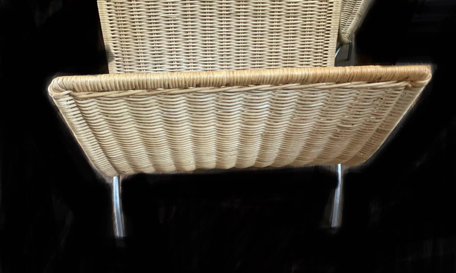Wicker magazine rack from the 69s/70s, very good condition