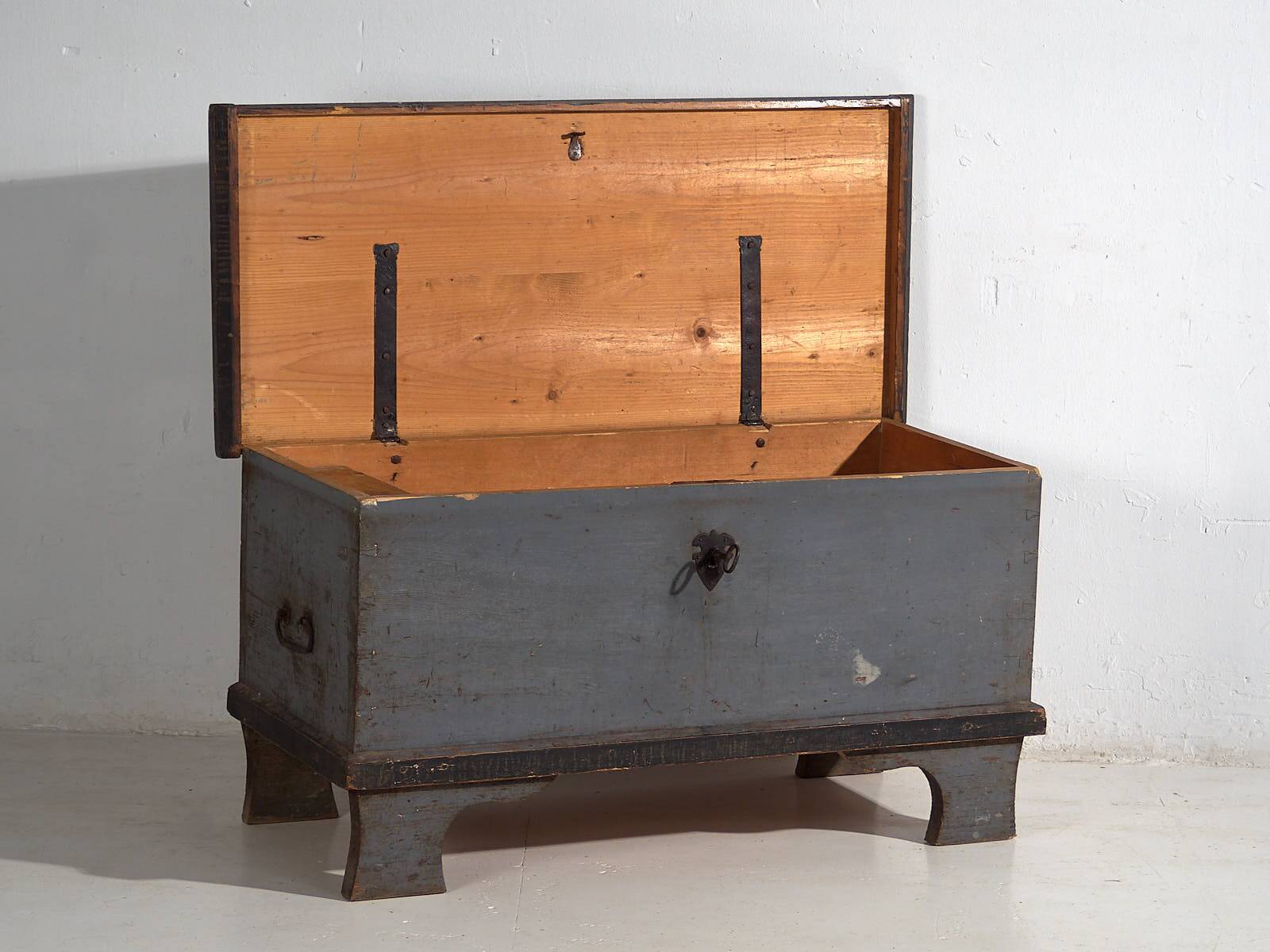 Antique wooden trunk with original lock (c.1900) #16