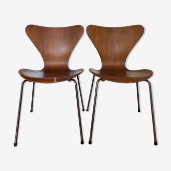 Pair of 2 Fritz Hansen 7 series chairs signed Mobilier International