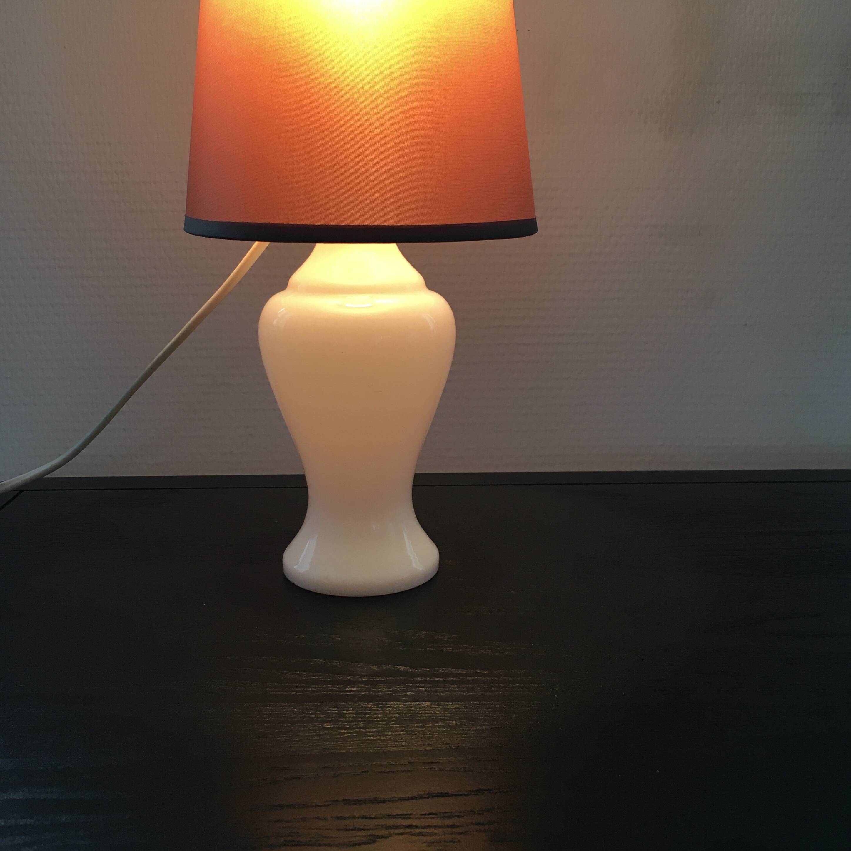 Lamp base in white opaline.