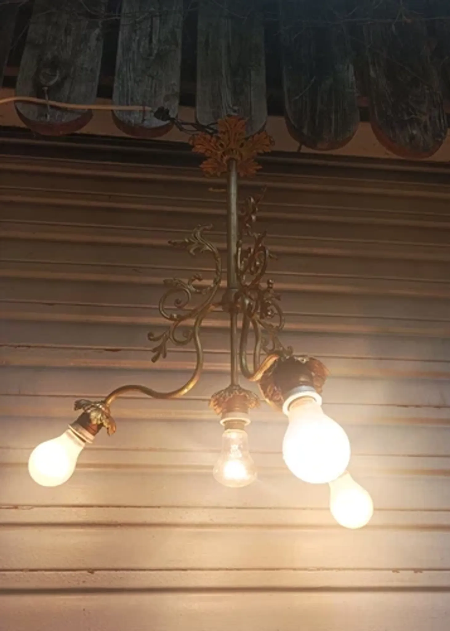 Antique 19th-century chandelier with 4 lights in gilded bronze, Napoleon III style - in working condition.