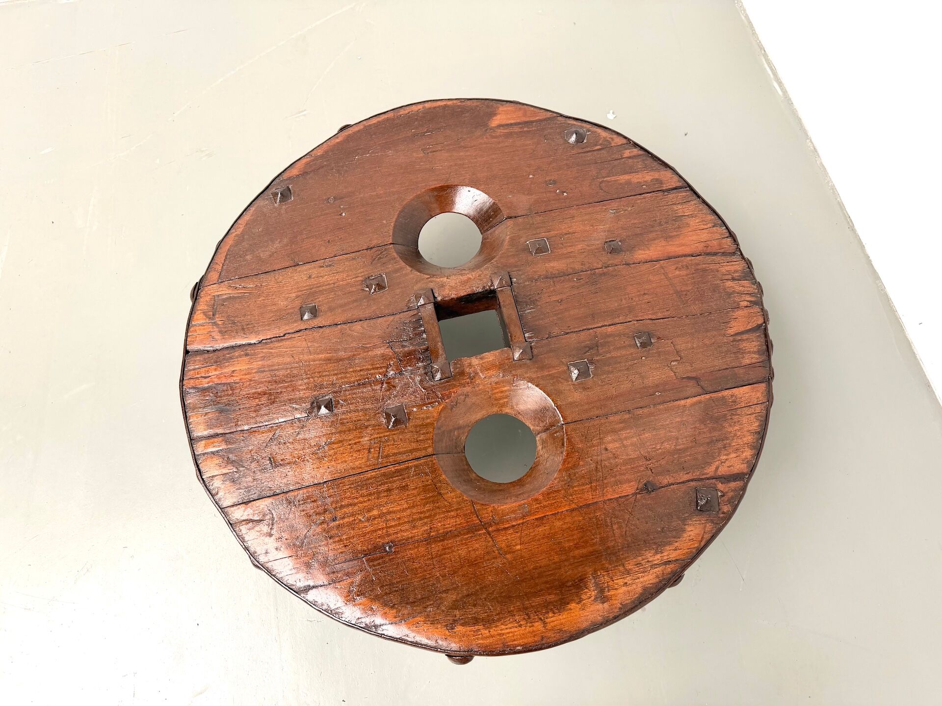 Brutalist Circular Coffee Table in Solid Wood – Brazilian Folk Art