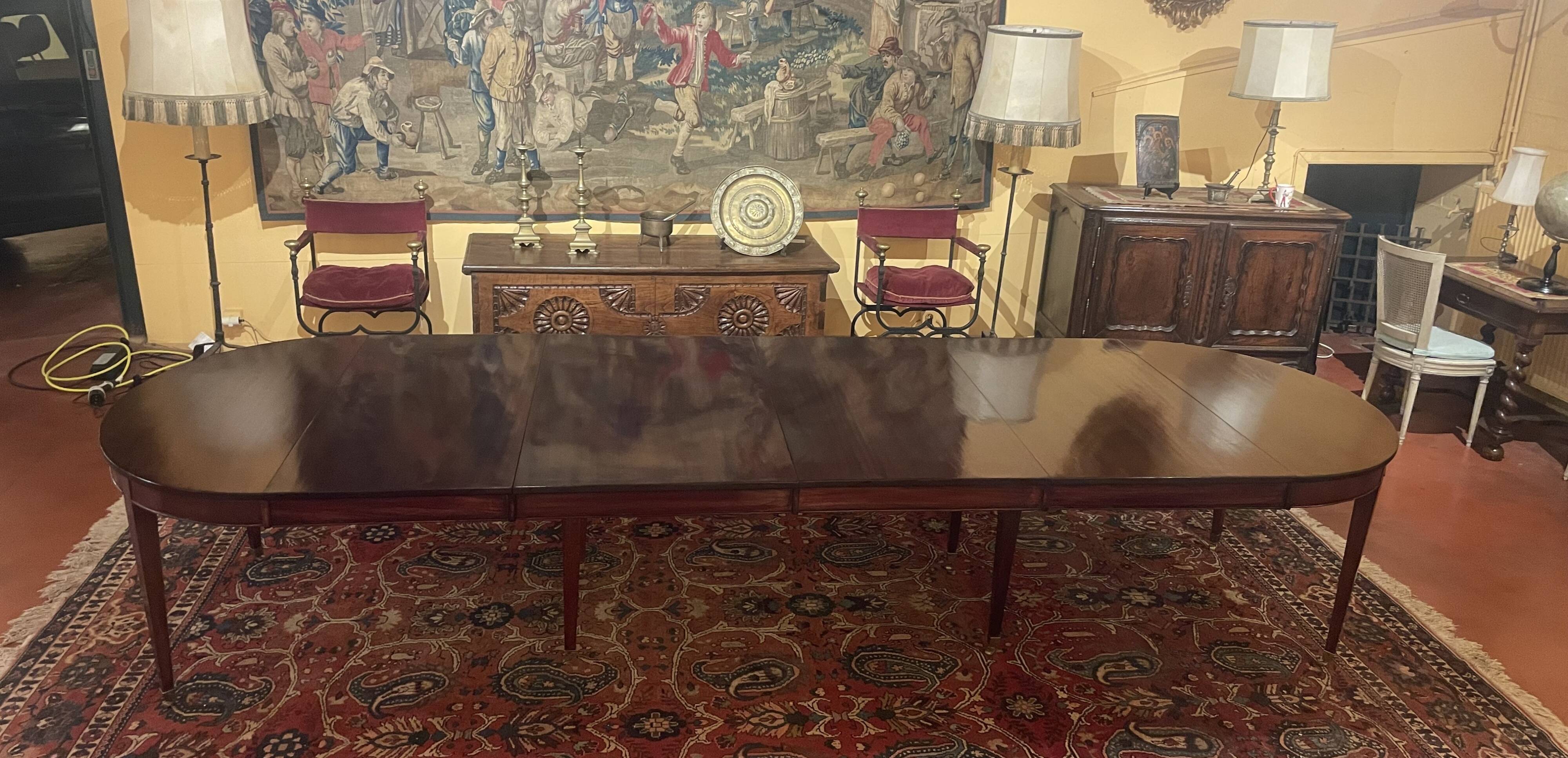 Extendable Louis XVI style mahogany dining table from the Directoire period