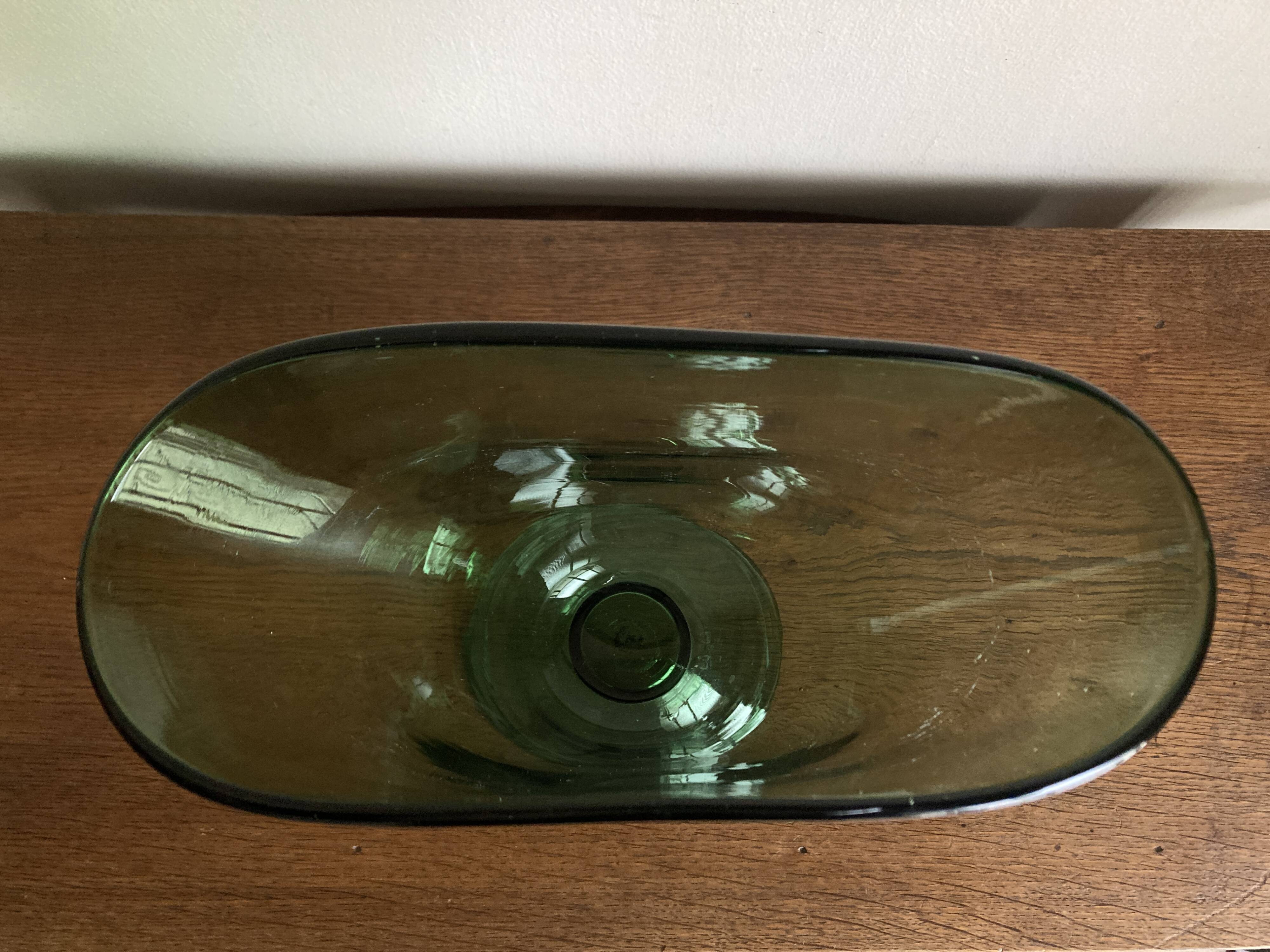 Italian Médicis neo-classical vase design 1960 in XXL blown green glass.