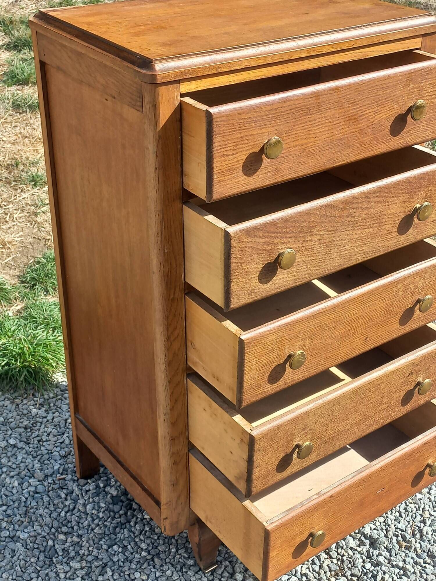 Vintage oak chest of drawers with 5 drawers from the 1950s.