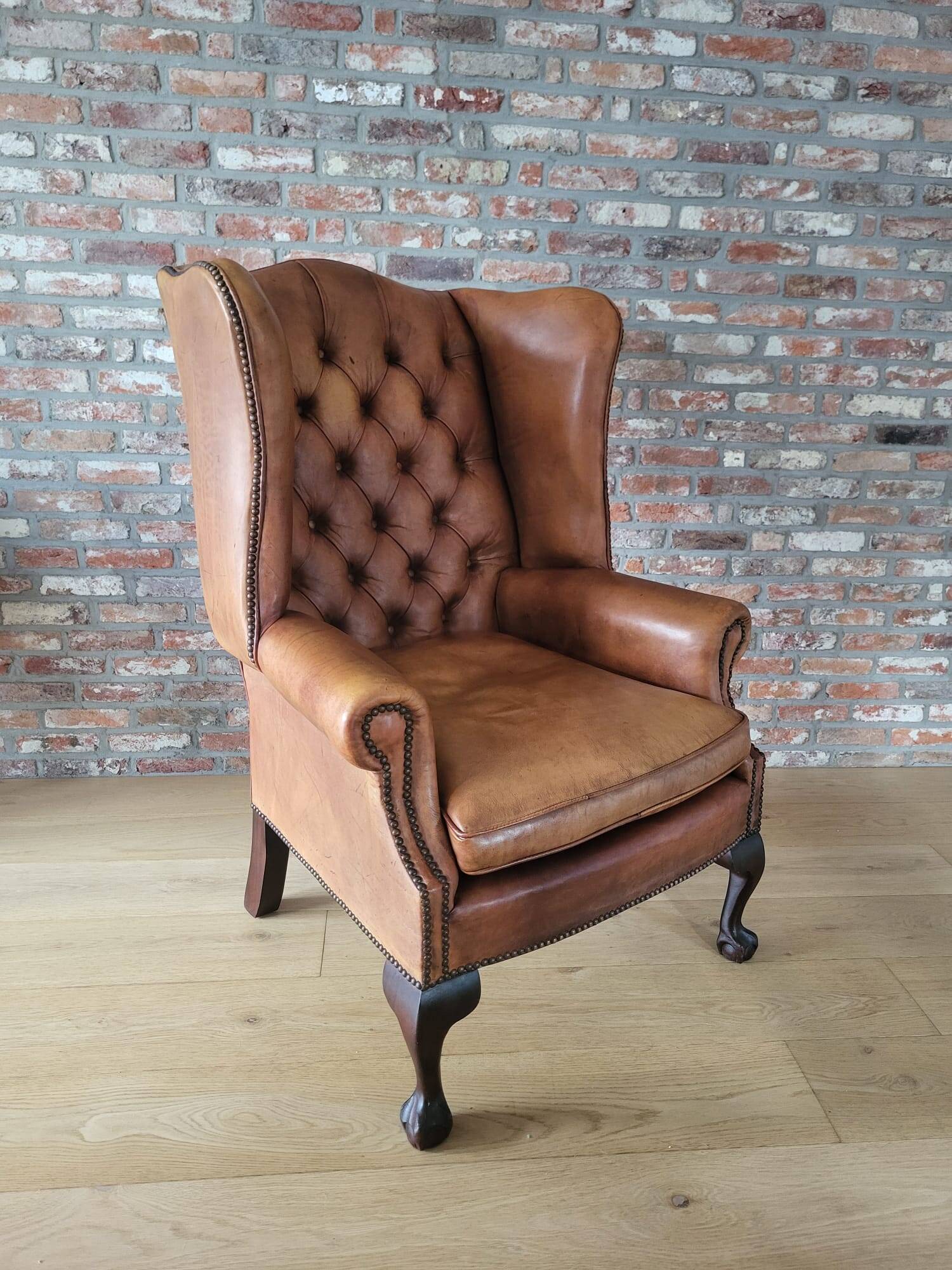 Antieke cuir Chesterfield wingback ourfauteuil Chippendale style cognac