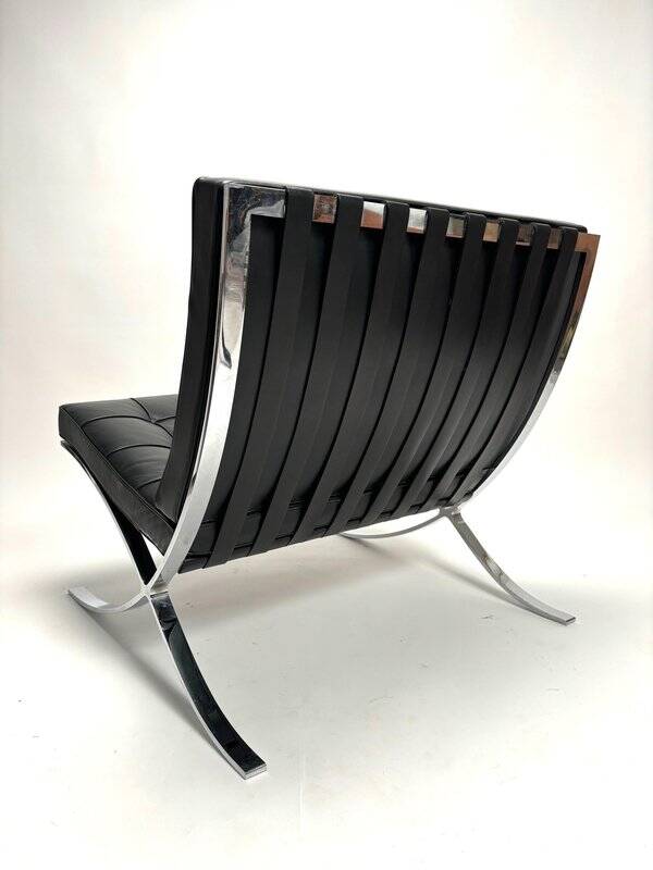 Paire de chauffeuses Barcelona attribuées à Mies Van Der Rohe pour Knoll International, années 1980