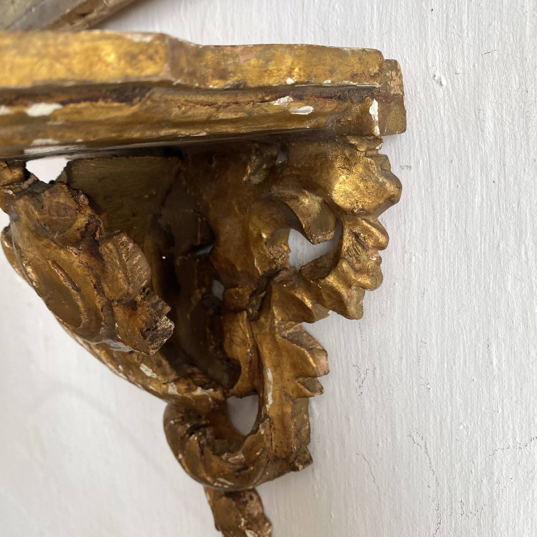 Antique wall console in wood and gilded stucco.
