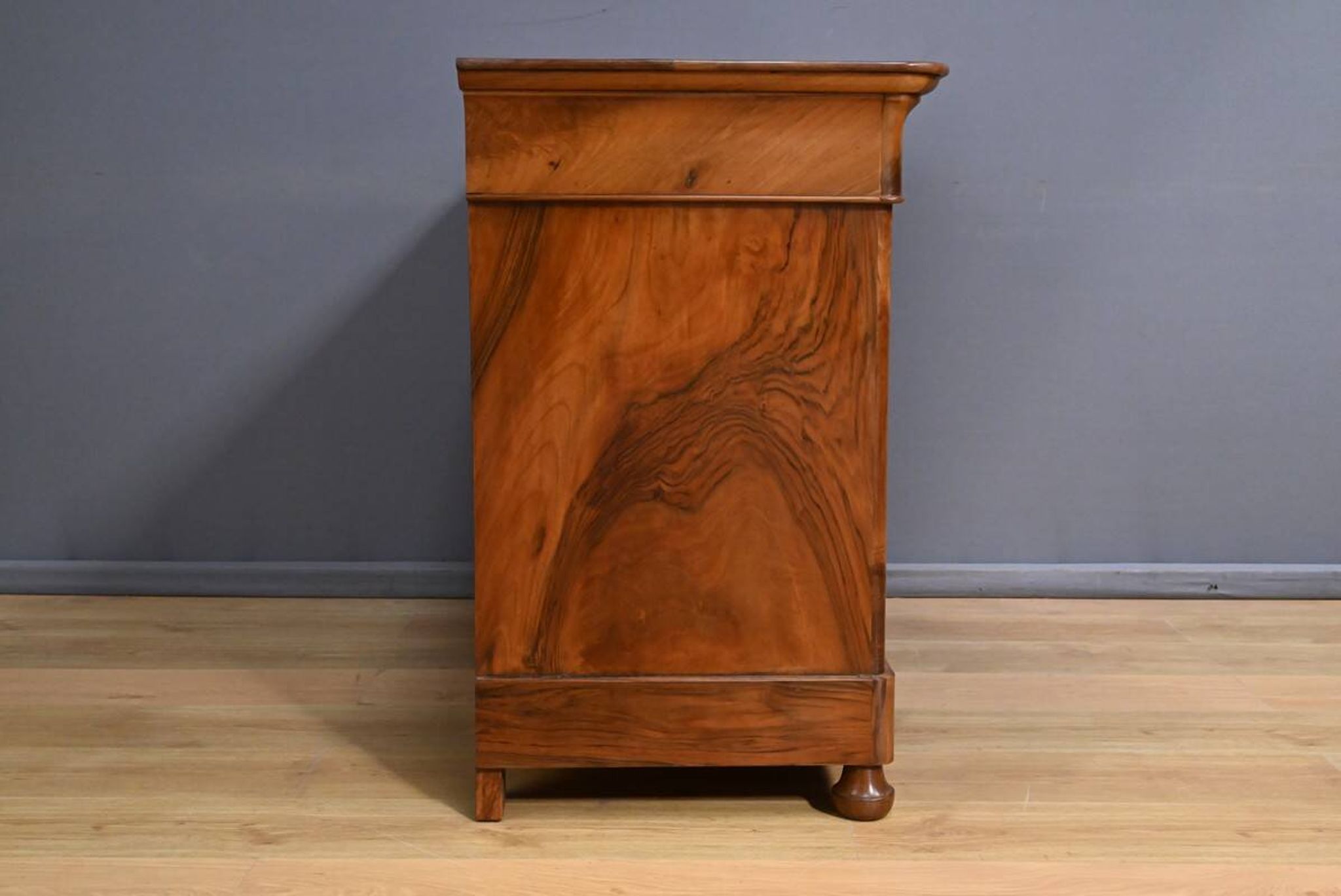 Walnut burl commode, Restoration period – early 19th century