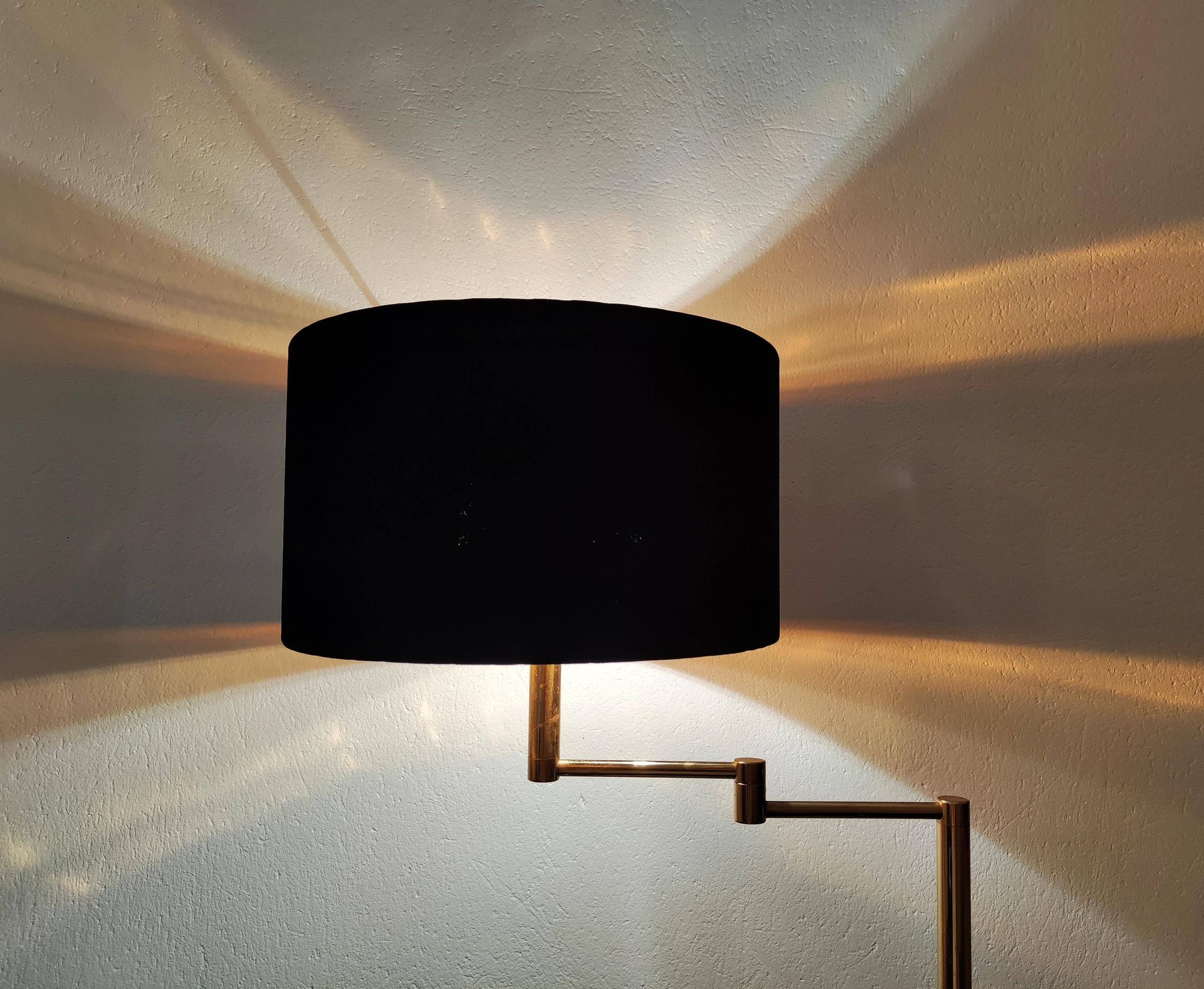 Articulated floor lamp in brass with a velvet shade, 1970.
