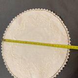 Ancien napperon ovale brodé et dentelle 28cm