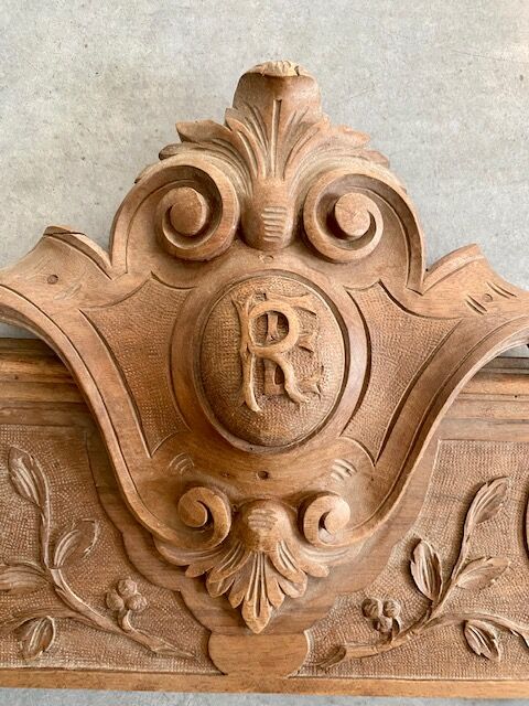 Monogrammed architectural element RE
