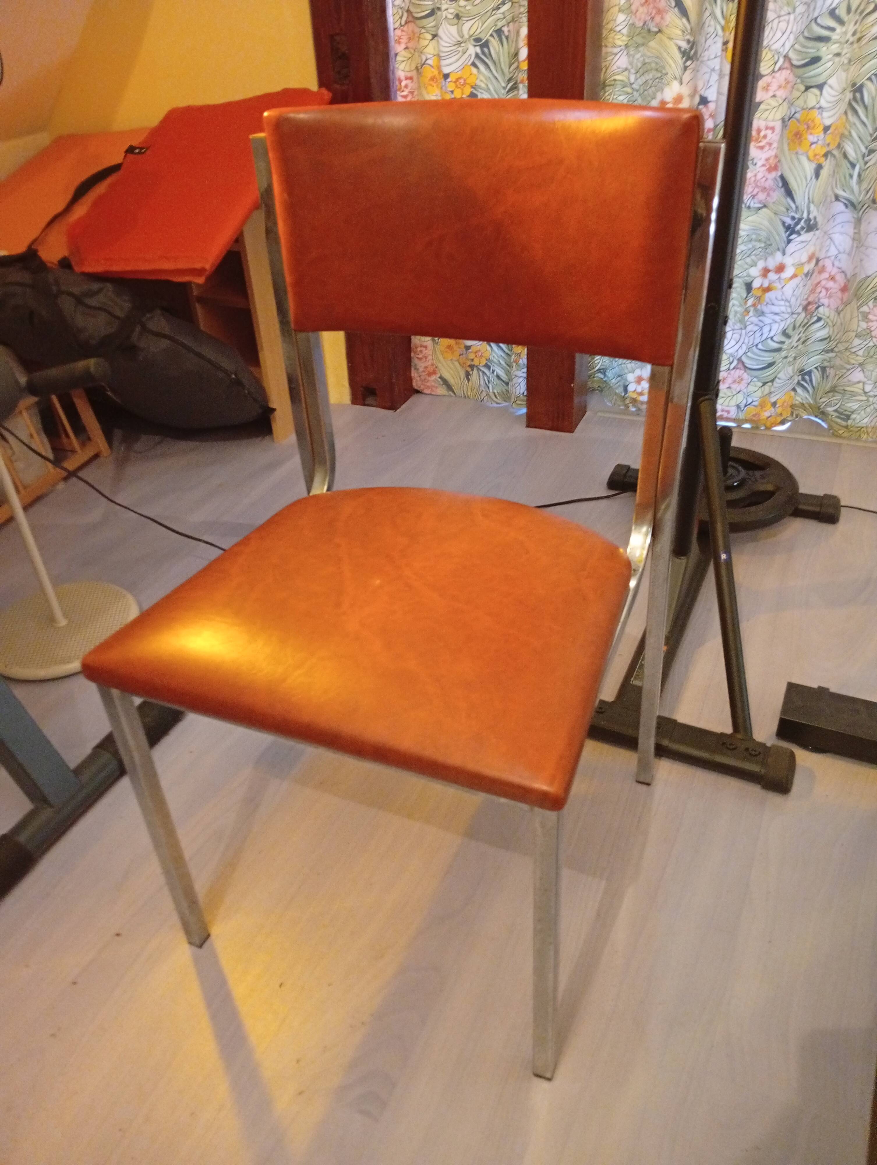 Chaise simili cuir rétro