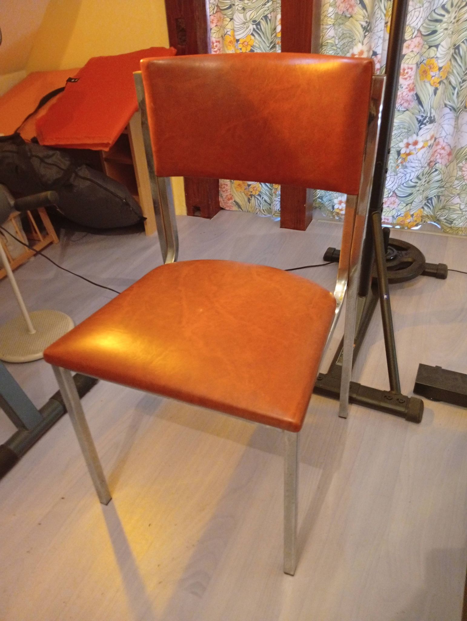 Chaise simili cuir rétro