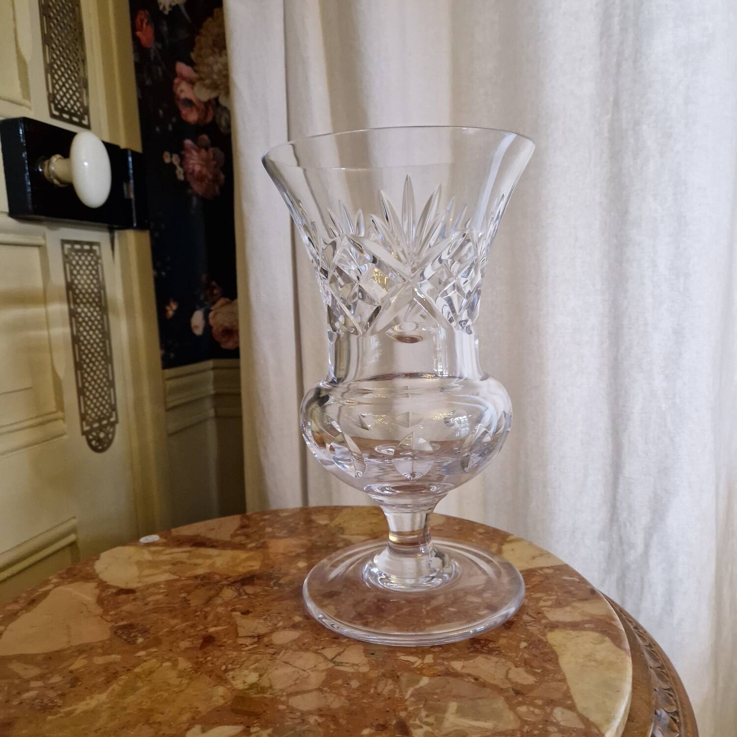 Vase Médicis en cristal signé Bayel coupe ciselée XIXème
