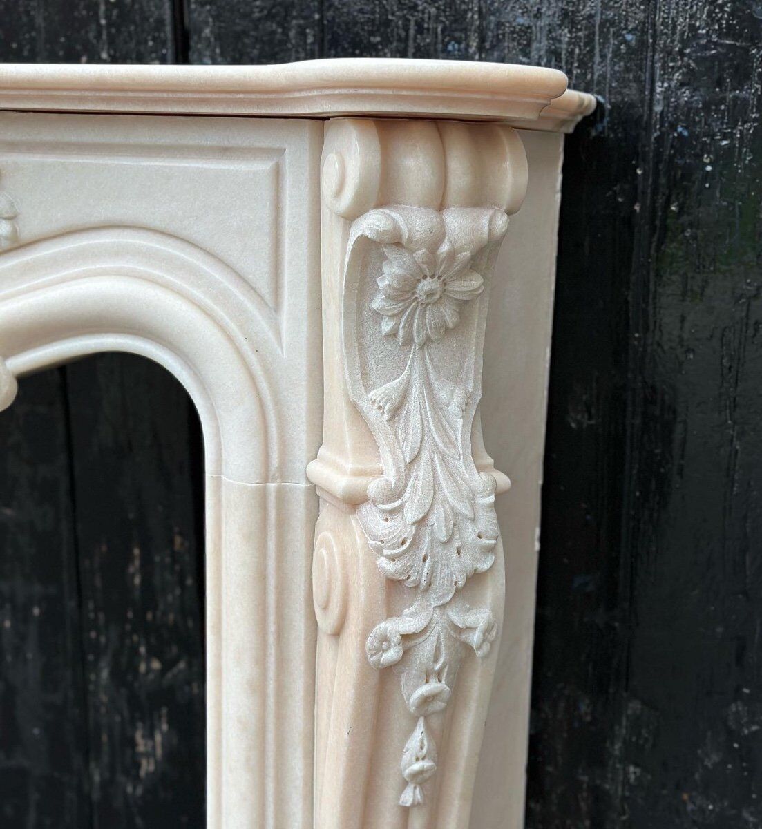 Cheminée de style Louis XV en marbre rose vers 1980