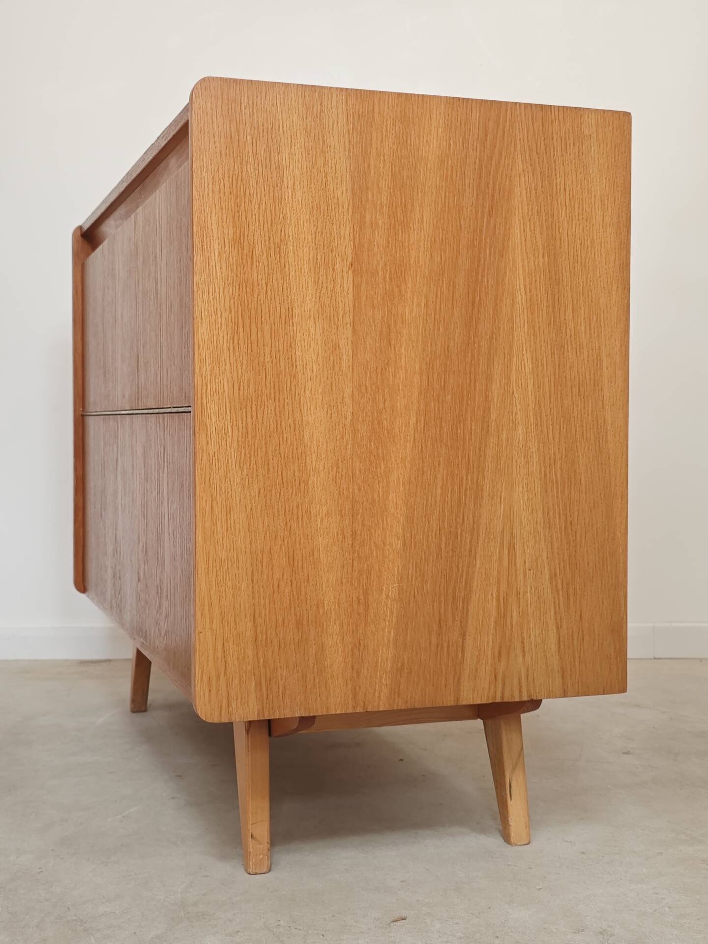 Coffre rangement / mini bar U459 par Jiri
Jiroutek pour Interier Praha