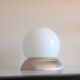 Plafonnier globe en opaline blanche et métal brossé
