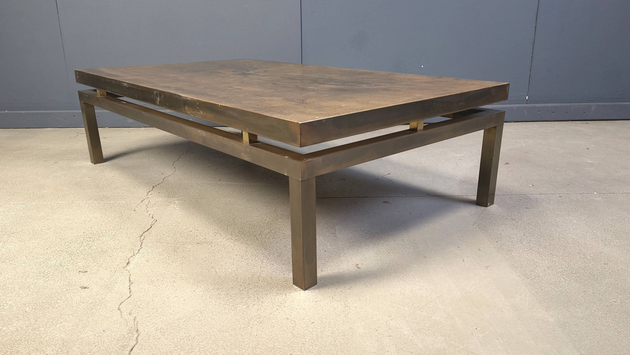 Table basse en laiton gravé vintage signée par Willy Daro, années 1970.
